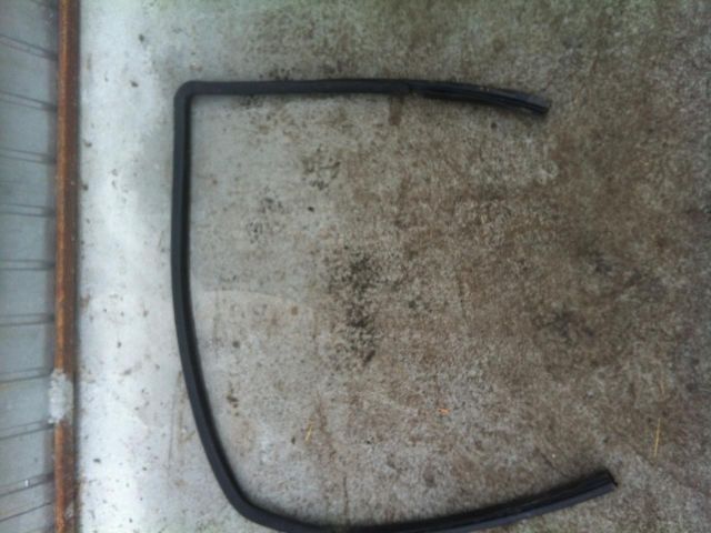 bontott JEEP GRAND CHEROKEE Jobb első Gumikéder