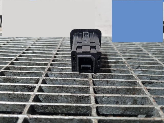 bontott JEEP RENEGADE USB Aljzat