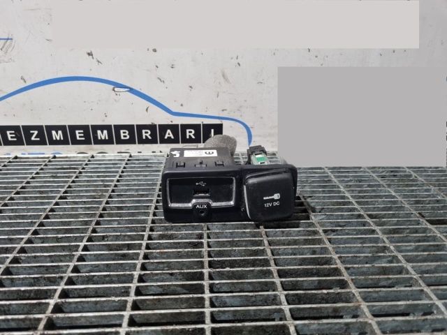 bontott JEEP RENEGADE USB Aljzat