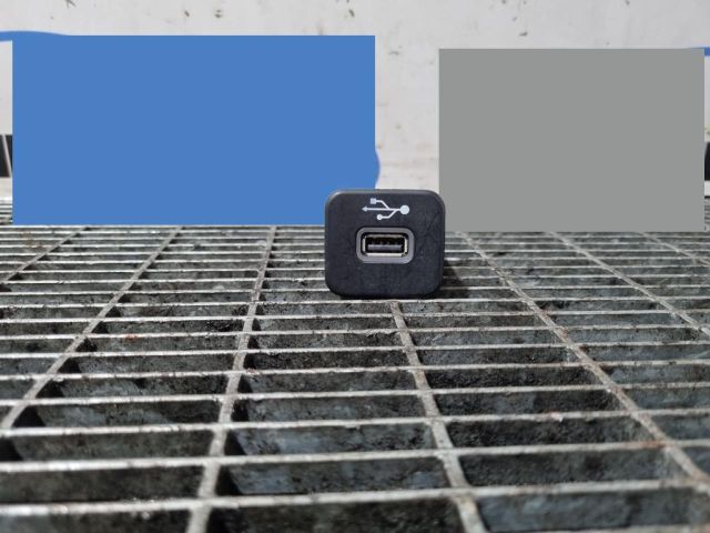 bontott JEEP RENEGADE USB Aljzat