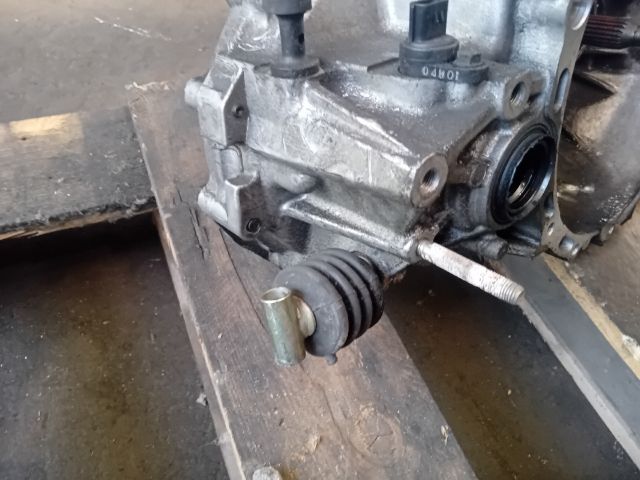 bontott KIA CARENS Váltó (Mechanikus)