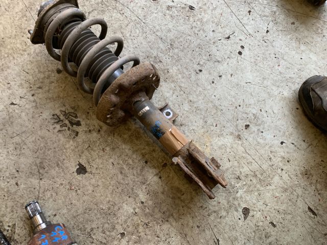 bontott KIA CARENS Bal első Gólyaláb (Lengécsillapító, Rugó)