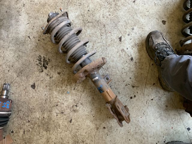 bontott KIA CARENS Bal első Gólyaláb (Lengécsillapító, Rugó)