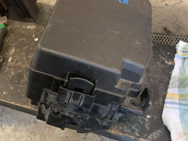 bontott KIA CARENS Biztosítéktábla Motortér