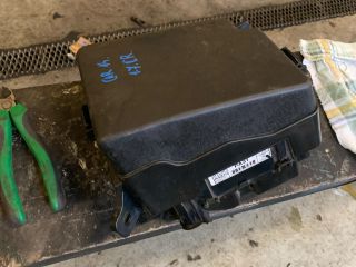 bontott KIA CARENS Biztosítéktábla Motortér