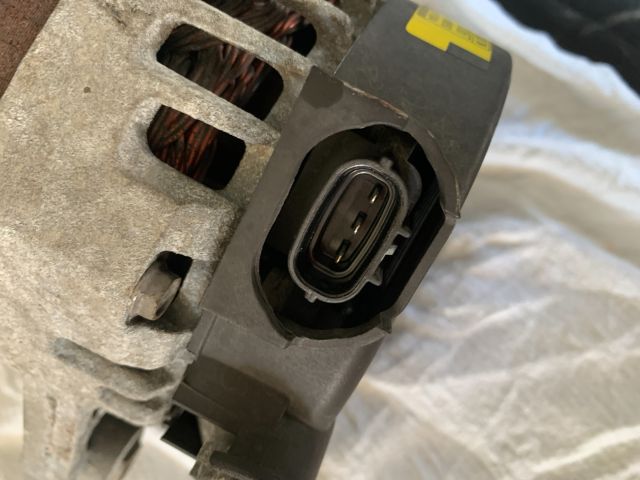 bontott KIA CARENS Generátor