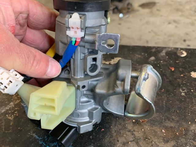 bontott KIA CARENS Gyújtáskapcsoló Házzal