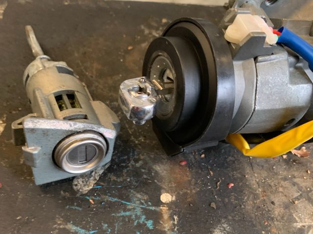 bontott KIA CARENS Gyújtáskapcsoló Házzal