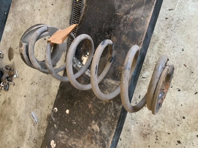 bontott KIA CARENS Hátsó Rugó