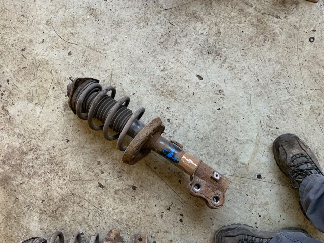 bontott KIA CARENS Jobb első Gólyaláb (Lengécsillapító, Rugó)