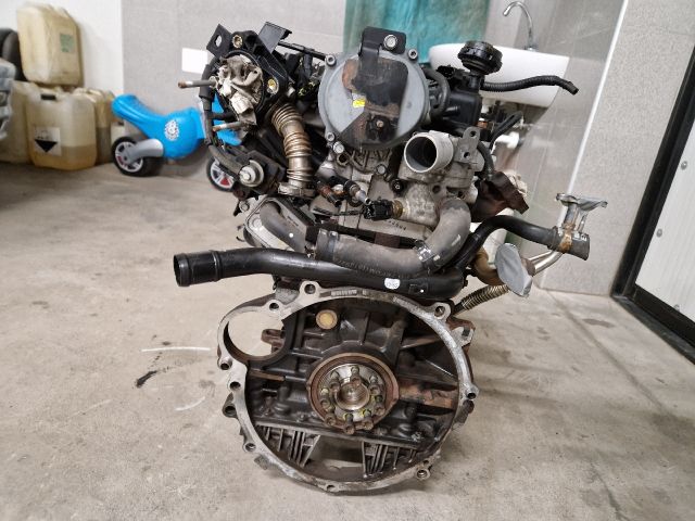 bontott KIA CARENS Motor (Fűzött blokk hengerfejjel)