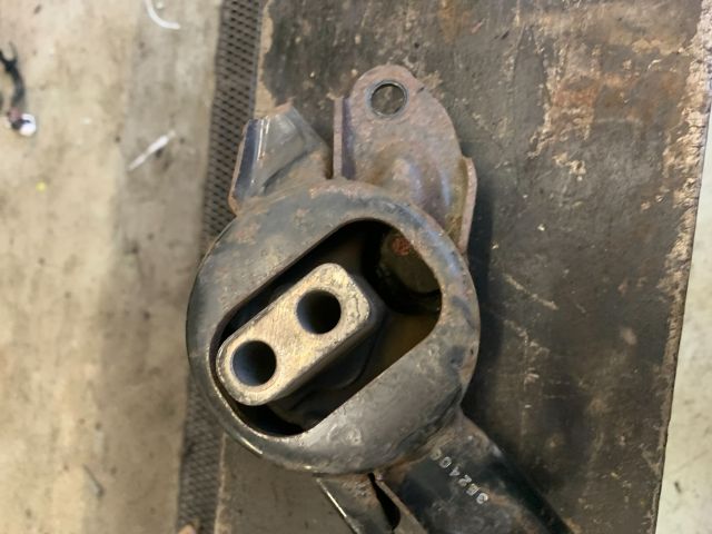 bontott KIA CARENS Motor Tartó Bak (Fém)