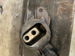 bontott KIA CARENS Motor Tartó Bak (Fém)