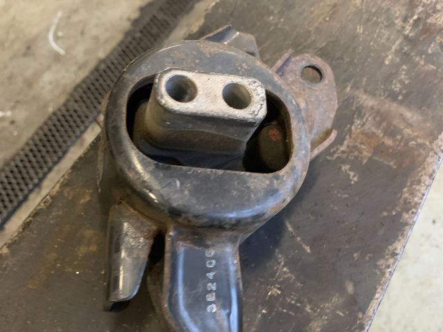 bontott KIA CARENS Motor Tartó Bak (Fém)