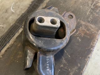 bontott KIA CARENS Motor Tartó Bak (Fém)