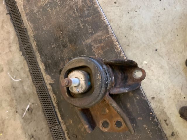 bontott KIA CARENS Motor Tartó Bak (Fém)