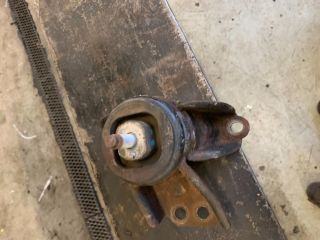 bontott KIA CARENS Motor Tartó Bak (Fém)