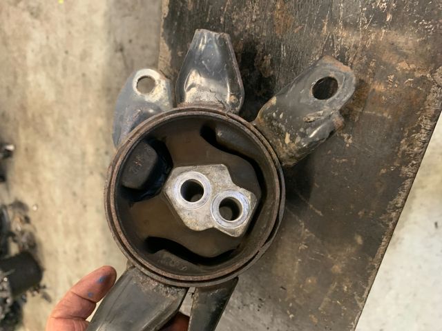 bontott KIA CARENS Motor Tartó Bak (Fém)