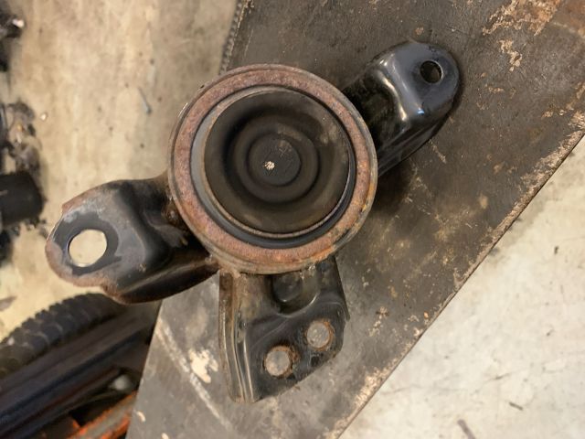 bontott KIA CARENS Motor Tartó Bak (Fém)