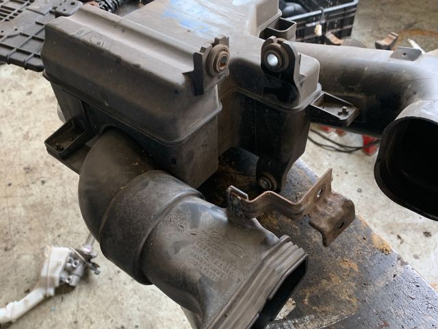 bontott KIA CARENS Rezonátor