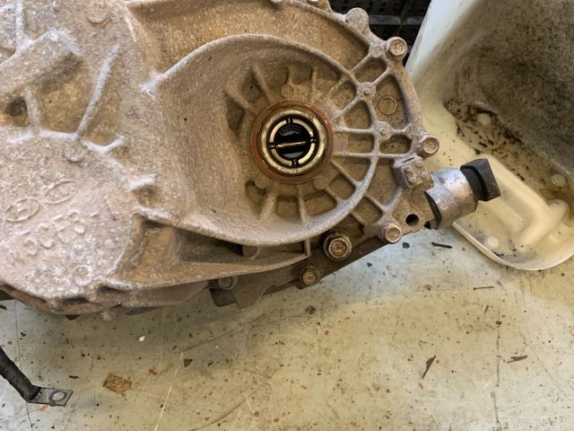 bontott KIA CARENS Váltó (Mechanikus)