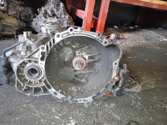 bontott KIA CARENS Váltó (Mechanikus)