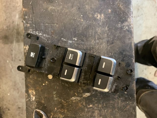 bontott KIA CARENS Ablakemelő Kapcsoló Négyes / Kettes