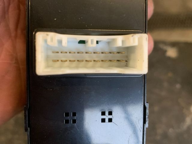 bontott KIA CARENS Ablakemelő Kapcsoló Négyes / Kettes