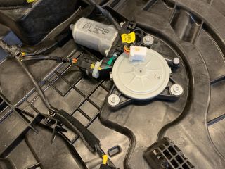 bontott KIA CARENS Bal első Ablakemelő Szerkezet (Elektromos)