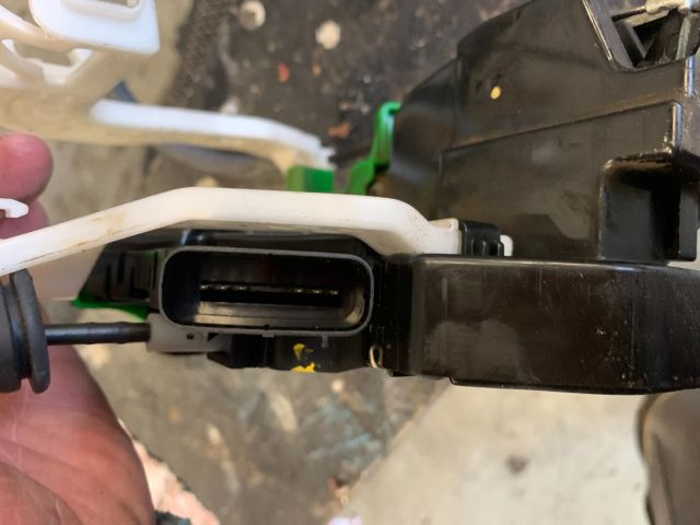 bontott KIA CARENS Bal első Ajtózár