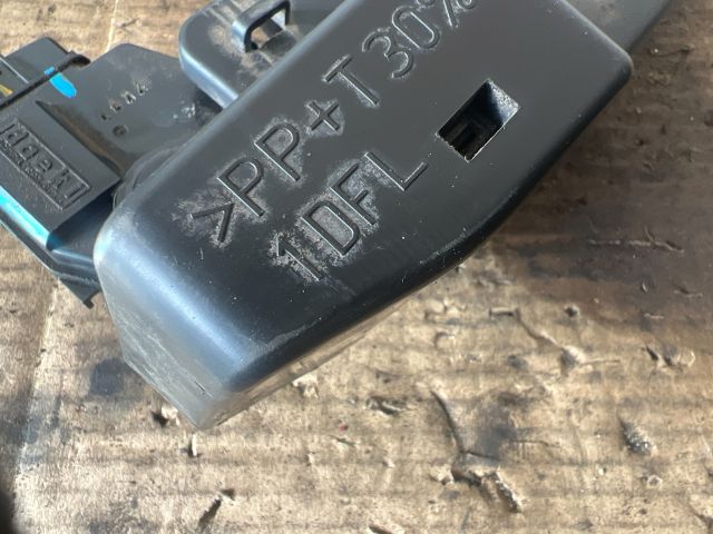 bontott KIA CARENS Bal első Ajtózár