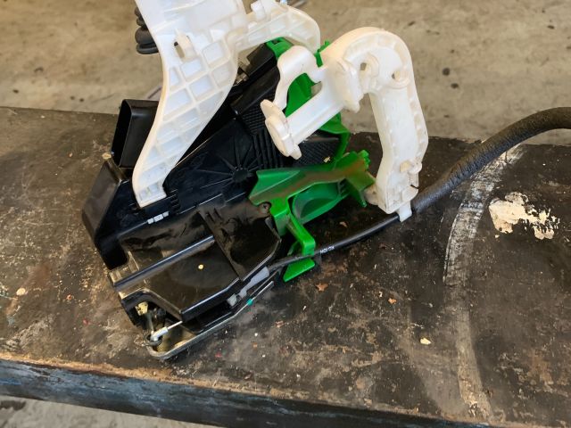 bontott KIA CARENS Bal első Ajtózár