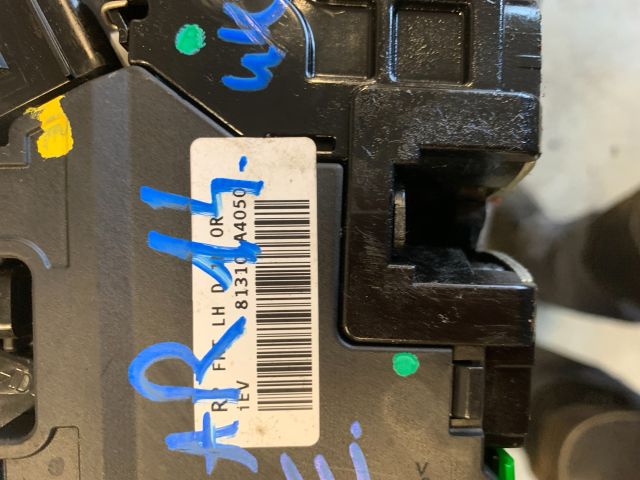 bontott KIA CARENS Bal első Ajtózár