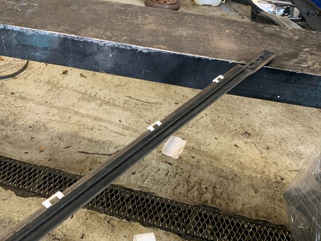 bontott KIA CARENS Bal első Vízlehúzó Gumicsík