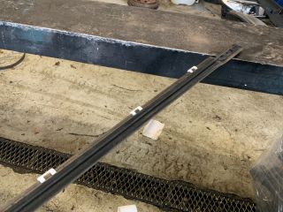 bontott KIA CARENS Bal első Vízlehúzó Gumicsík