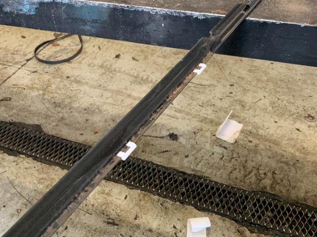 bontott KIA CARENS Bal első Vízlehúzó Gumicsík