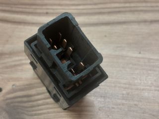 bontott KIA CARENS Bal hátsó Ablakemelő Kapcsoló