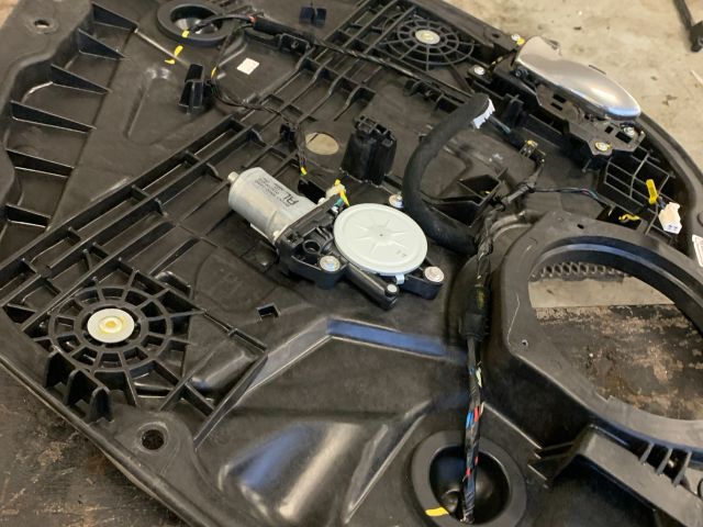 bontott KIA CARENS Bal hátsó Ablakemelő Szerkezet (Elektromos)