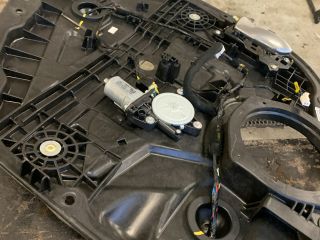 bontott KIA CARENS Bal hátsó Ablakemelő Szerkezet (Elektromos)