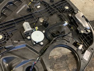 bontott KIA CARENS Bal hátsó Ablakemelő Szerkezet (Elektromos)