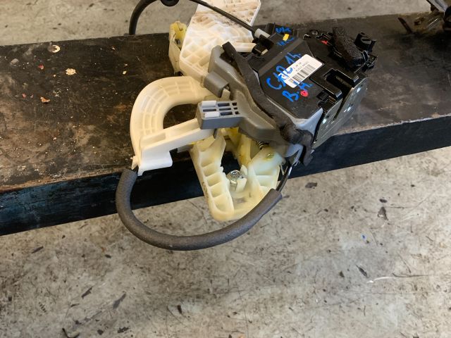 bontott KIA CARENS Bal hátsó Ajtózár