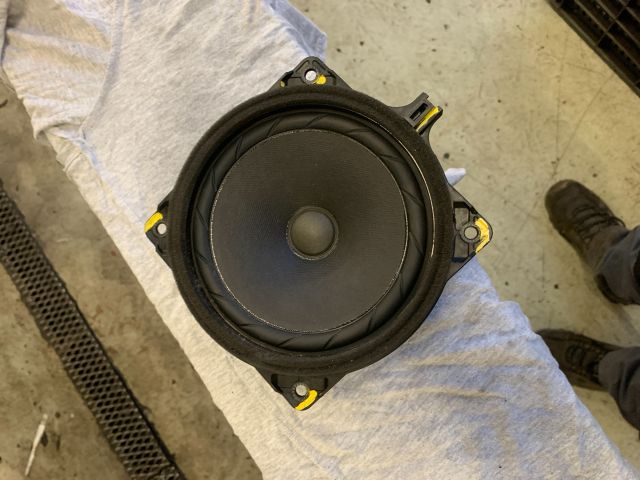 bontott KIA CARENS Bal hátsó Hangszóró