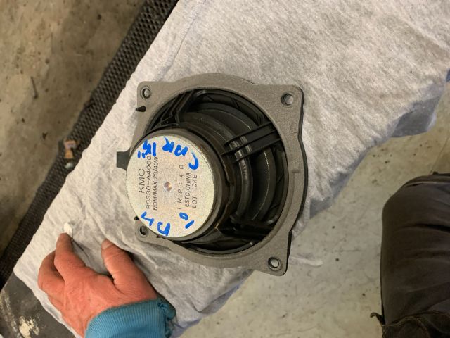 bontott KIA CARENS Bal hátsó Hangszóró