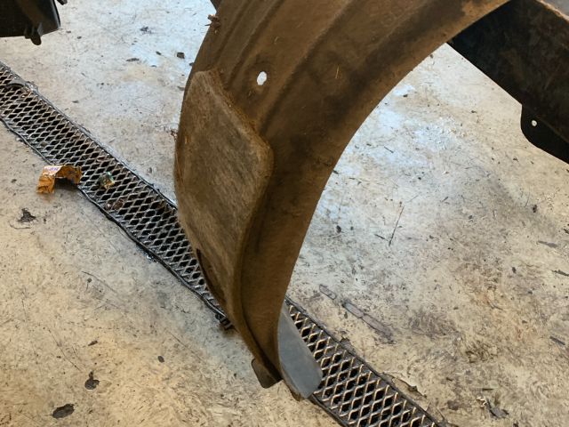 bontott KIA CARENS Bal hátsó Hátsó Dobbetét (Kerékjárati, Műanyag)