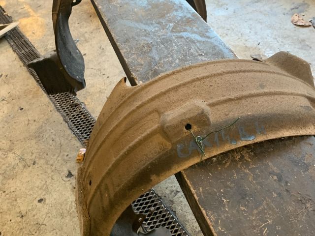 bontott KIA CARENS Bal hátsó Hátsó Dobbetét (Kerékjárati, Műanyag)