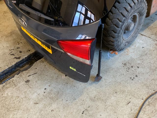 bontott KIA CARENS Csomagtérajtó (Részeivel)