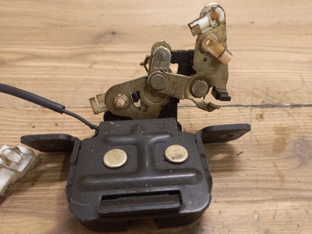 bontott KIA CARENS Csomagtérajtó Zárszerkezet