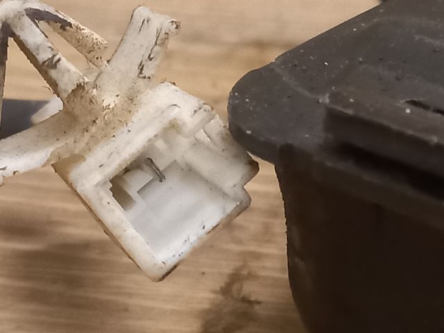 bontott KIA CARENS Csomagtérajtó Zárszerkezet