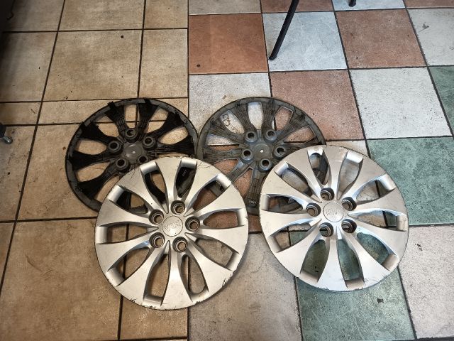 bontott KIA CARENS Dísztárcsa Szett