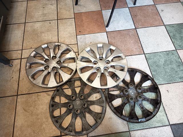 bontott KIA CARENS Dísztárcsa Szett